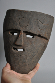 Shamaan masker met symbolen, Nepal, 2e helft 20e eeuw
