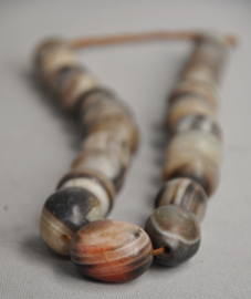 Halsketting van half edelstenen agaat kralen, Nepal, 21e eeuw