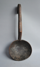 Antieke grote gebruikte lepel van hout, Swat vallei, Ladakh, India, ca 1900