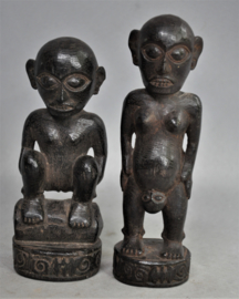 Twee beeldjes van de DAYAK, Borneo, 2e helft 20e eeuw