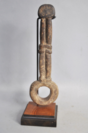 Authentieke oude ghurra, karnstokhouder, ritueel gebruiksvoorwerp