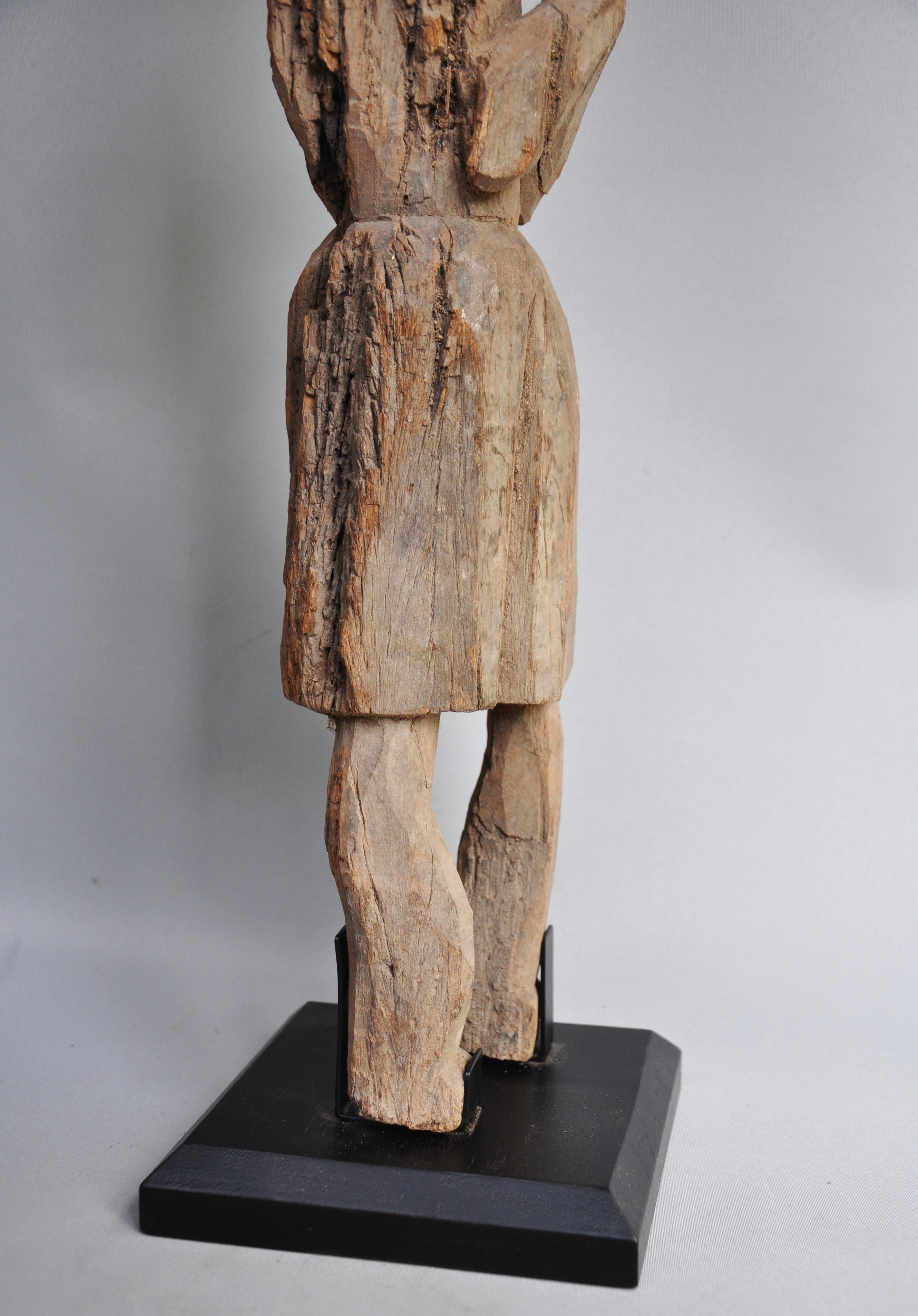 Namaskara Mudra Statue – Nepal | Antique Wooden Buddhist Sculpture 68 cm