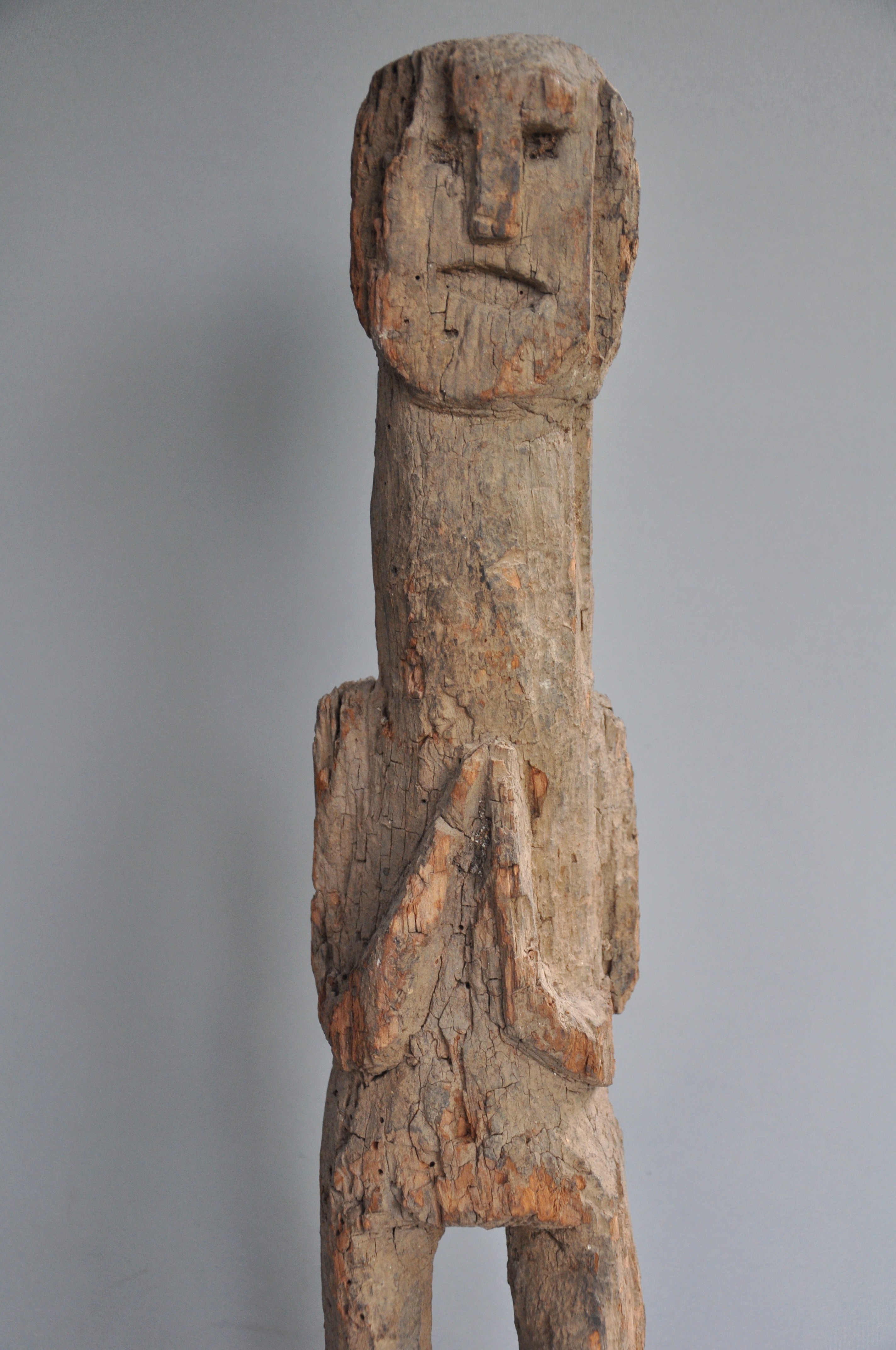 Wachtersbeeld uit Nepal – 68 cm | Handgesneden Hout | Etnische Kunst