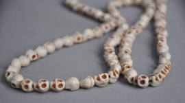 108 kraals gebedsmala van kleine stenen skull kralen, Nepal, 2e helft 20e eeuw