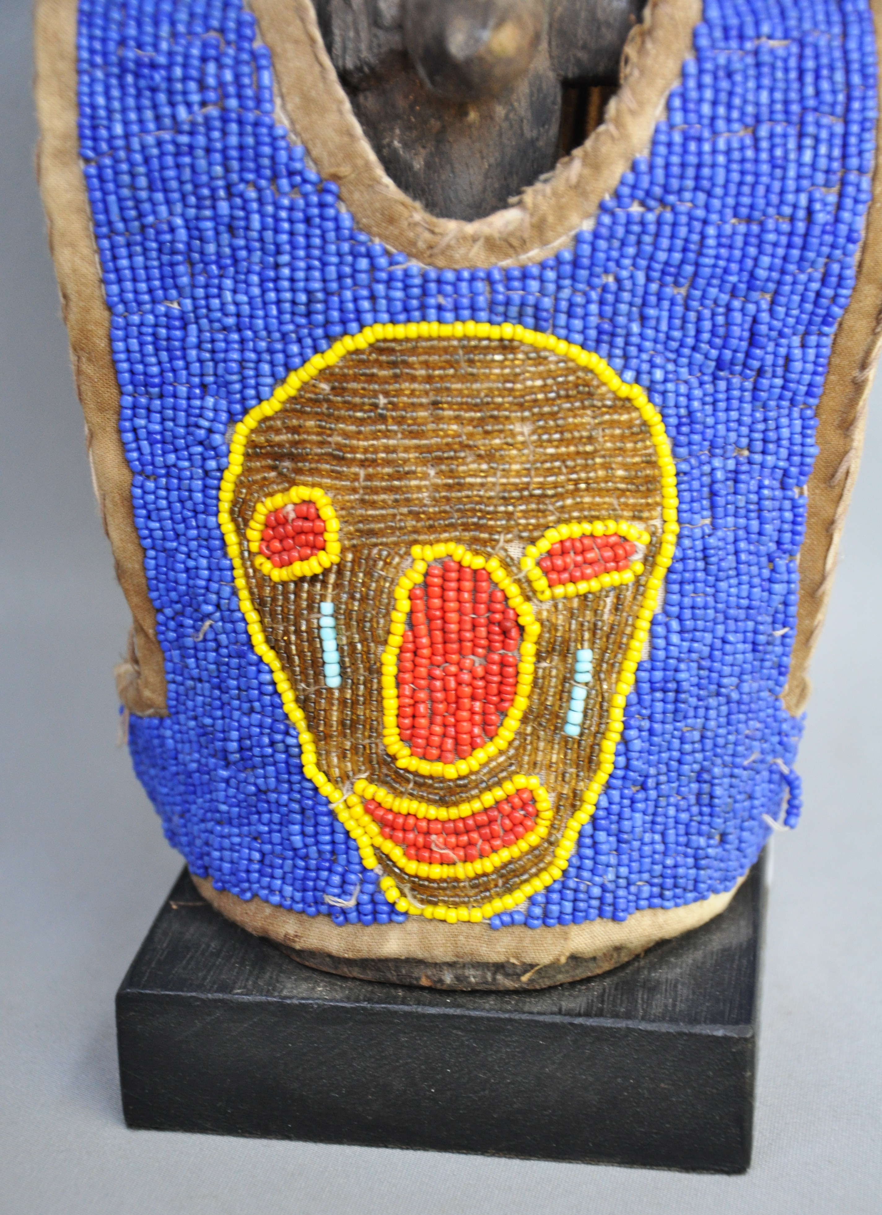 Ibedji tweelingbeeld met kralenjas, YORUBA, Nigeria, ca 1970