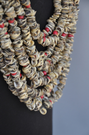 Handgemaakte Schelpenketting uit Papoea-Nieuw-Guinea