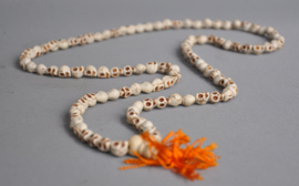108 kraals gebedsmala van kleine stenen skull kralen, Nepal, 2e helft 20e eeuw