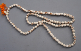 108 kraals gebedsmala van kleine stenen skull kralen, Nepal, 2e helft 20e eeuw