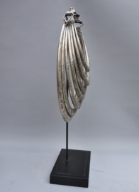 Zéér grote halsketting op standaard, MIAO, Nrd China, 21e eeuw