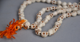 108 kraals gebedsmala van kleine stenen skull kralen, Nepal, 2e helft 20e eeuw