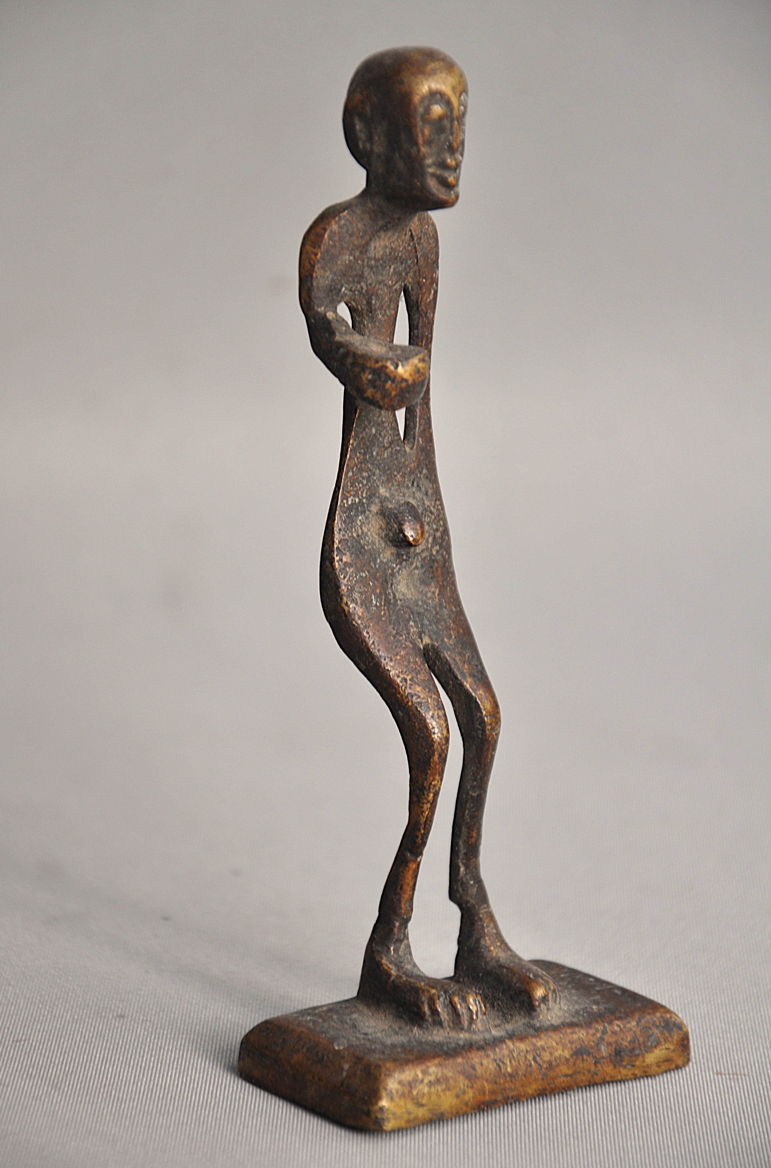 Bronzen beeld van een bedelmonnik, Nepal, ca 1960