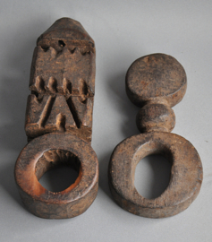 Lot van 2 karnstokhouders, ghurra's - Nepal - Midden 20e eeuw
