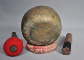 Large old hand beaten GREAT! singing bowl, Nepal