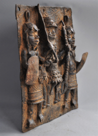 Grote bronzen "plaque Benin" met 3 strijders, regio Benin City, Nigeria, 21e eeuw