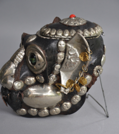 Decoratieve Apenschedel in Tibetaanse Stijl – Handgemaakt Ritueel Object