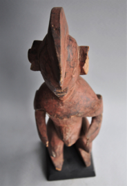 Expressive medium-sized statue, CHAMBA/MUMUYE spectrum, Nigeria