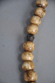 28 kraals gebedsmala van versteend hout kralen en bronzen skulls, Nepal