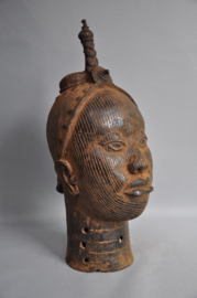 Mega grote bronzen kop met diadeem, koning Oba, regio Benin City, Nigeria