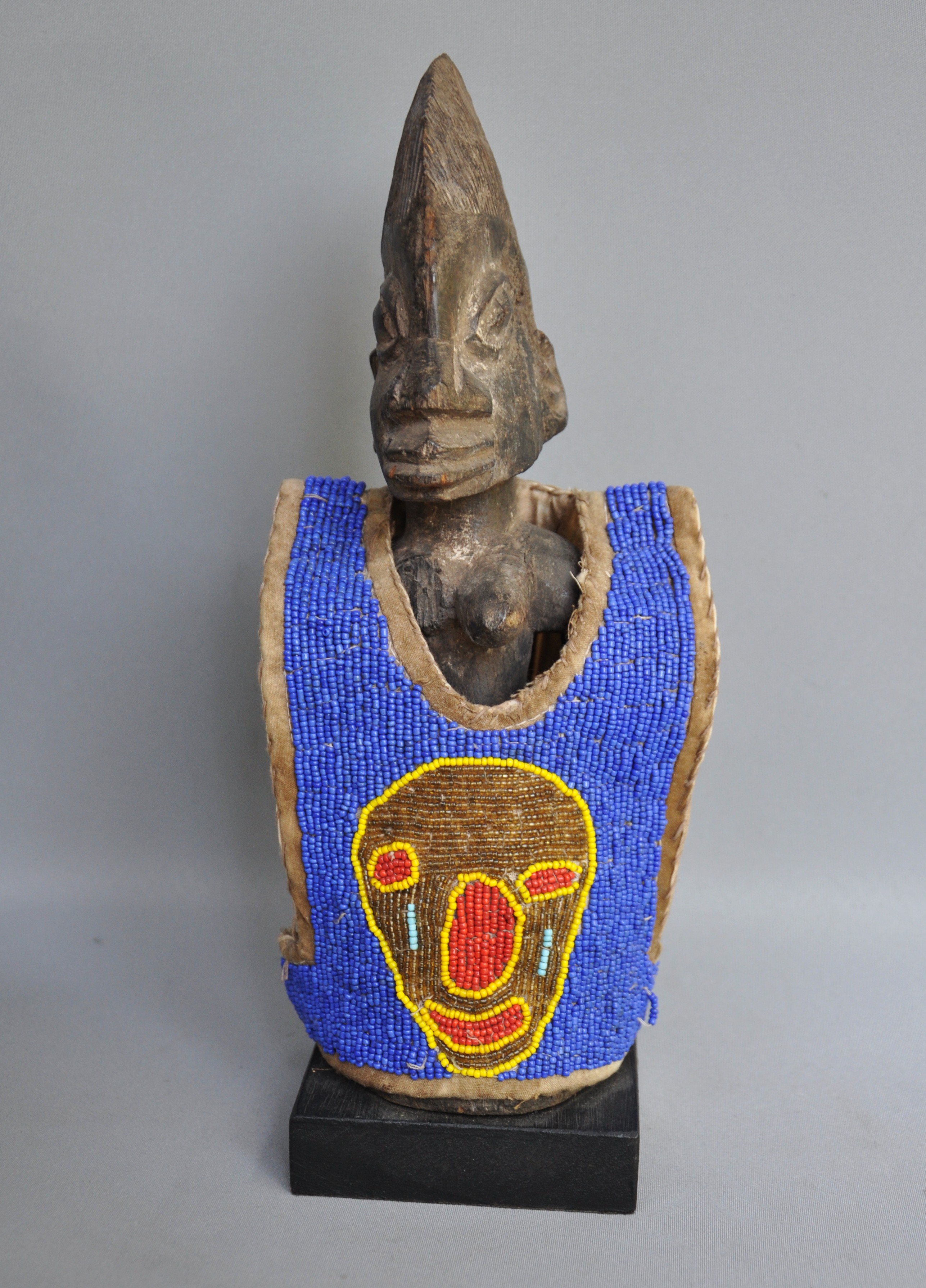 Ibedji tweelingbeeld met kralenjas, YORUBA, Nigeria, ca 1970