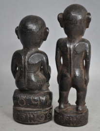 Twee beeldjes van de DAYAK, Borneo, 2e helft 20e eeuw
