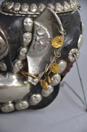 Decoratieve Apenschedel in Tibetaanse Stijl – Handgemaakt Ritueel Object