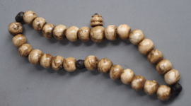 28 kraals gebedsmala van versteend hout kralen en bronzen skulls, Nepal