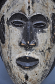 Oud gelaatsmasker van de IBO, Nigeria, midden 20e eeuw