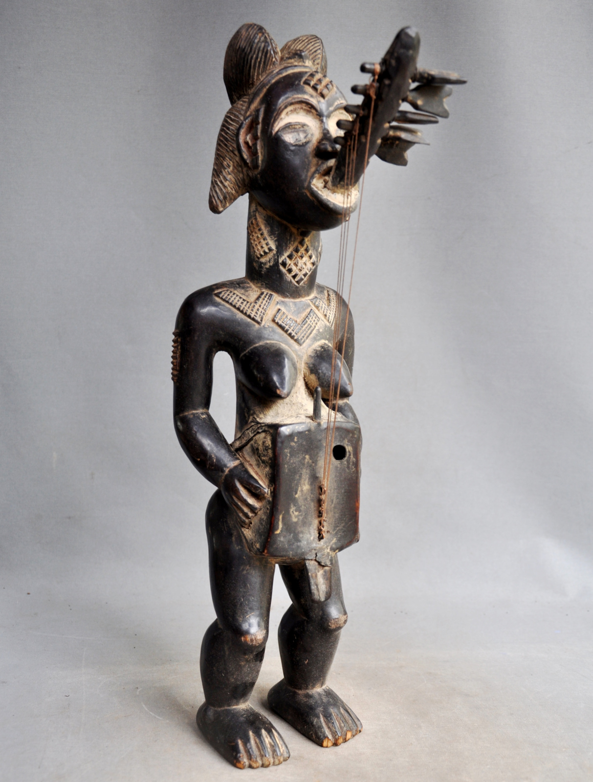 Prachtig harp beeld van de PUNU stam uit Gabon, 2e helft 20e eeuw
