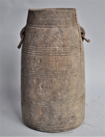 Houten yakboter pot met metalen ringen, Nepal, 2e helft 20e eeuw