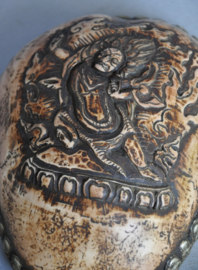 Bewerkte KAPALA schedeldak van hars, met zilver, Nepal, 21e eeuw