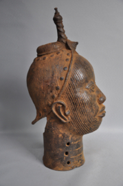 Mega grote bronzen kop met diadeem, koning Oba, regio Benin City, Nigeria