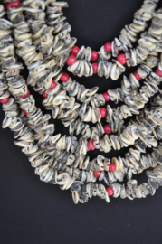 Handgemaakte Schelpenketting uit Papoea-Nieuw-Guinea