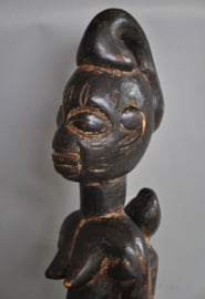 Oud middelgroot materniteitsbeeld van de YORUBA, Nigeria, ca 1950