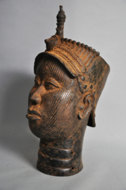 Zéér grote bronzen kop met diadeem, koning Oba, regio Benin City, Nigeria