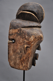 Oud decoratief masker van de ADOUMA, Gabon, ca 1960