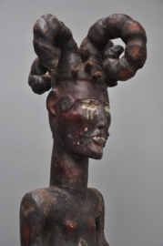 Met antilopenleer bekleedde EKOÏ figuur, Nigeria, 2e helft 20e eeuw