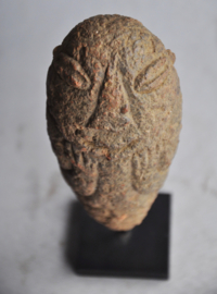 Massief terra cotta grafbeeld , Ejagham ( Ekoï), zuid Nigeria, zw Kameroen