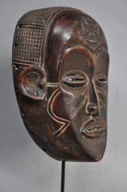 Fraai gestoken gelaatsmasker van de CHOKWE, Angola, 2e helft 20e eeuw