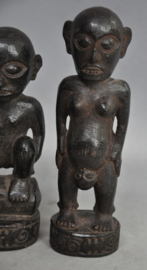 Twee beeldjes van de DAYAK, Borneo, 2e helft 20e eeuw