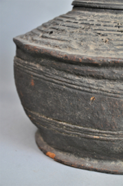 Grote! oud houten pot, Nepal, midden 20e eeuw of vroeger