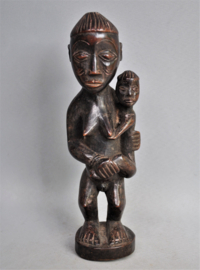 Finely carved maternity statue, DR Congo, 2nd half 20th century