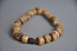 28 kraals gebedsmala van versteend hout kralen en bronzen skulls, Nepal