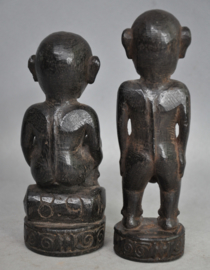 Twee beeldjes van de DAYAK, Borneo, 2e helft 20e eeuw