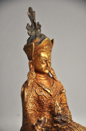 Vuurverguld bronzen beeld van Padmasambhava, Nepal, ca 1980