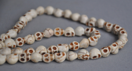 108 kraals gebedsmala van kleine stenen skull kralen, Nepal, 2e helft 20e eeuw