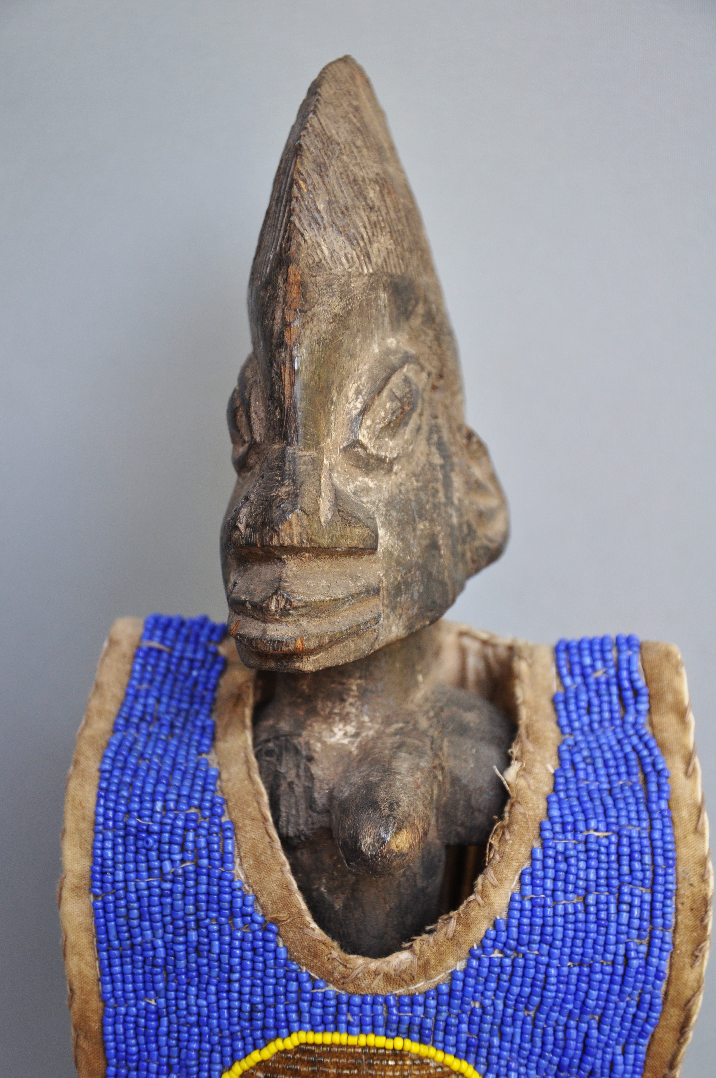 Ibedji tweelingbeeld met kralenjas, YORUBA, Nigeria, ca 1970