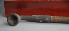 Oude metalen opiumpijp met kistje, pijp 1e helft 20e eeuw