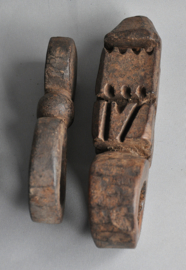 Lot van 2 karnstokhouders, ghurra's - Nepal - Midden 20e eeuw
