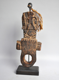 Oude ghurra, karnstokhouder, met shamaan, Nepal, 1930-50