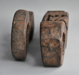 Lot van 2 karnstokhouders, ghurra's - Nepal - Midden 20e eeuw